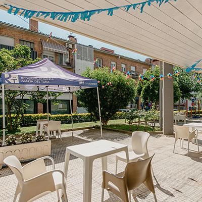 Jardí façana accés principal, Residència Santa Maria del Tura, a Olot